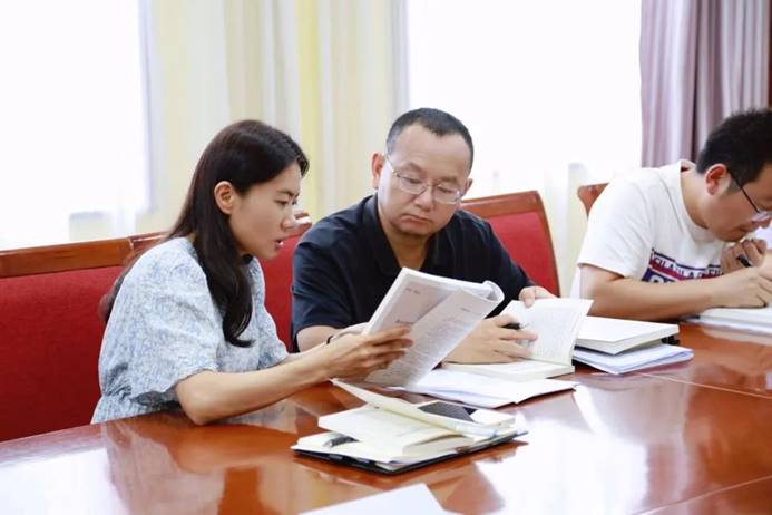 说明: 几个人在桌子前中度可信度描述已自动生成