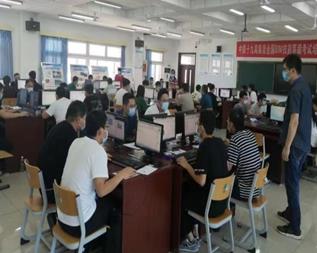 说明: 餐厅里的人们描述已自动生成