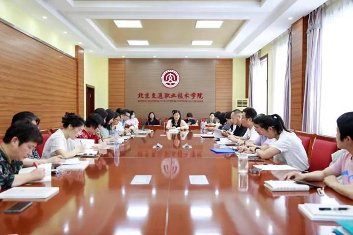 说明: 一群人在餐厅里吃东西描述已自动生成