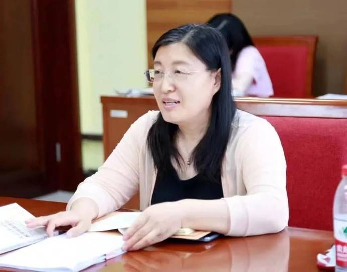 说明: 女人趴在桌子上描述已自动生成